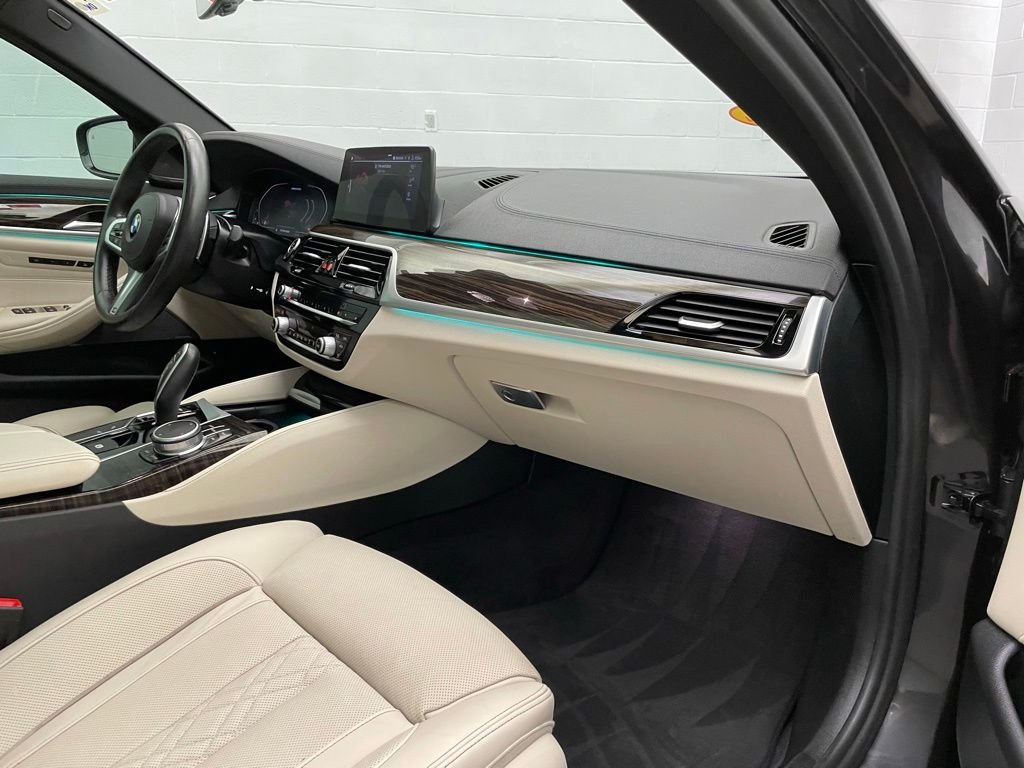 Used 2020 Gray BMW M550i xDrive image 27