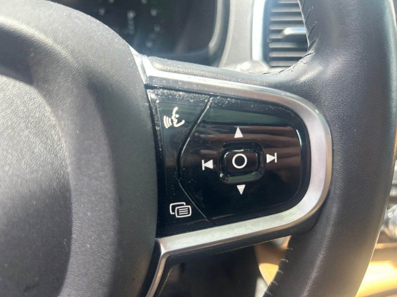 Used 2016 Onyx Black Metallic Volvo T6 Momentum image 22
