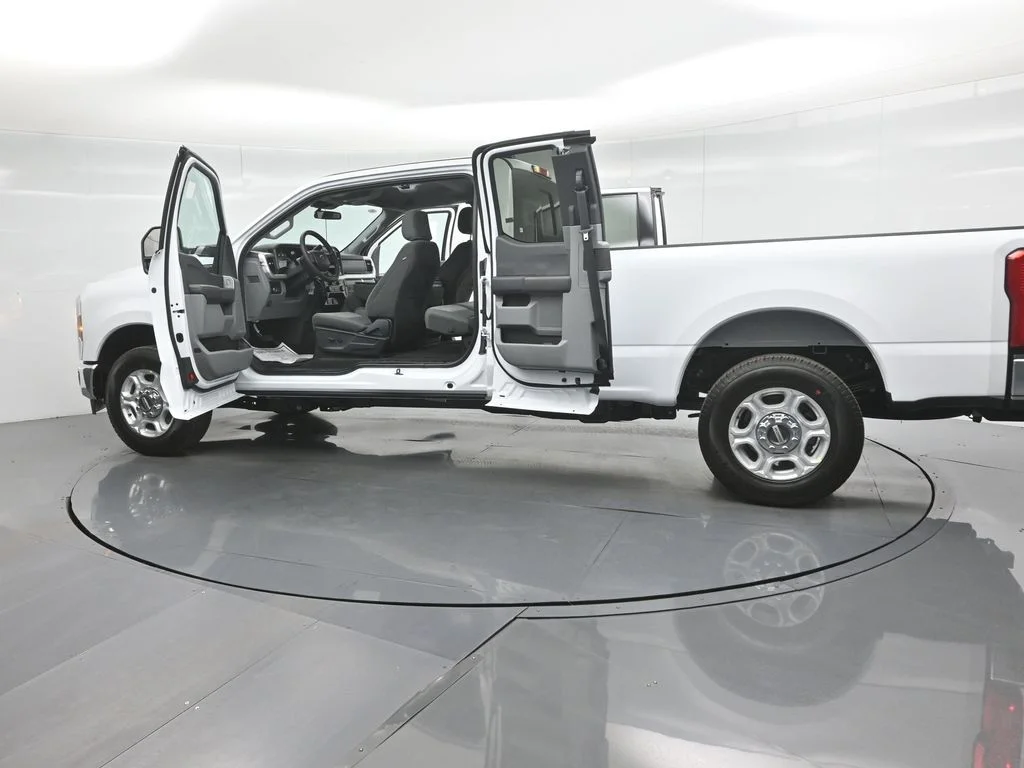 New 2026 Oxford White Ford XLT image 31