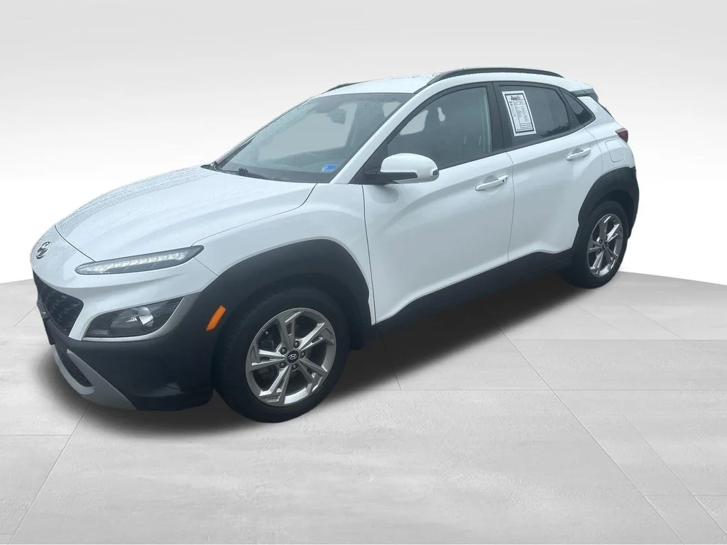 Used 2023 White Hyundai SEL image 3