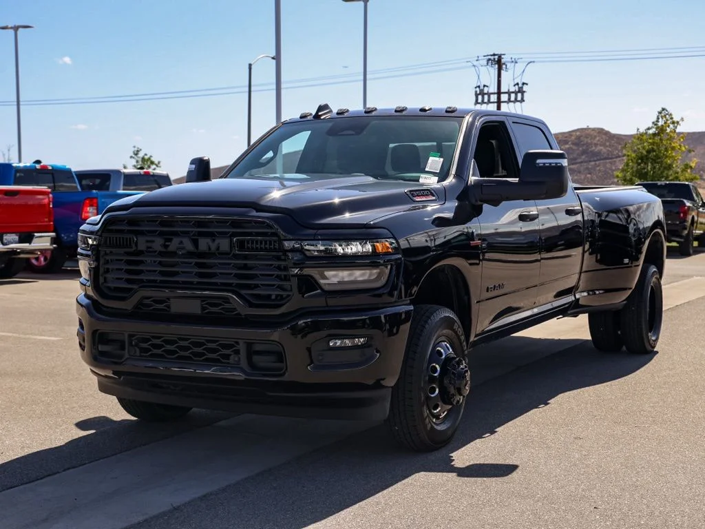 New 2026 Diamond Black Crystal Pearl-Coat Exterior Paint RAM Big Horn Night Edition image 8