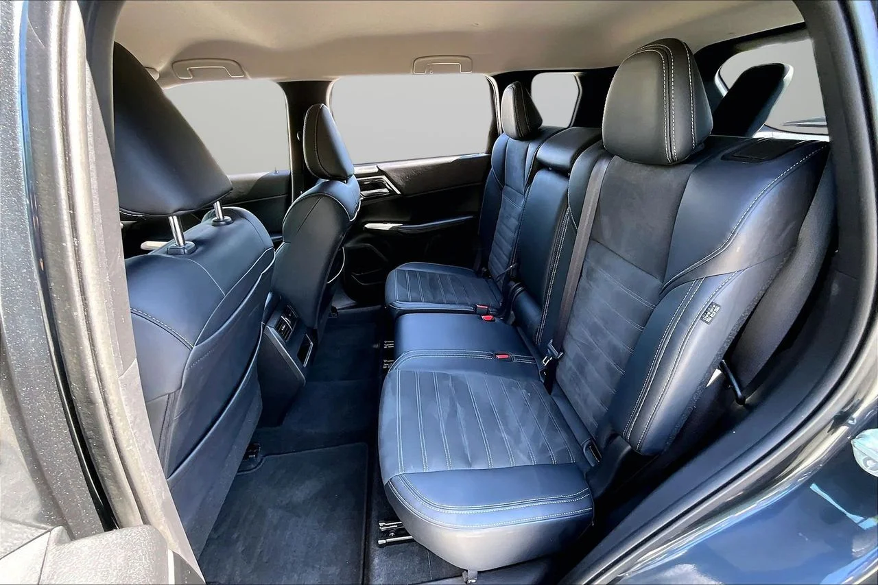 Certified Used 2024  Mitsubishi SE image 22