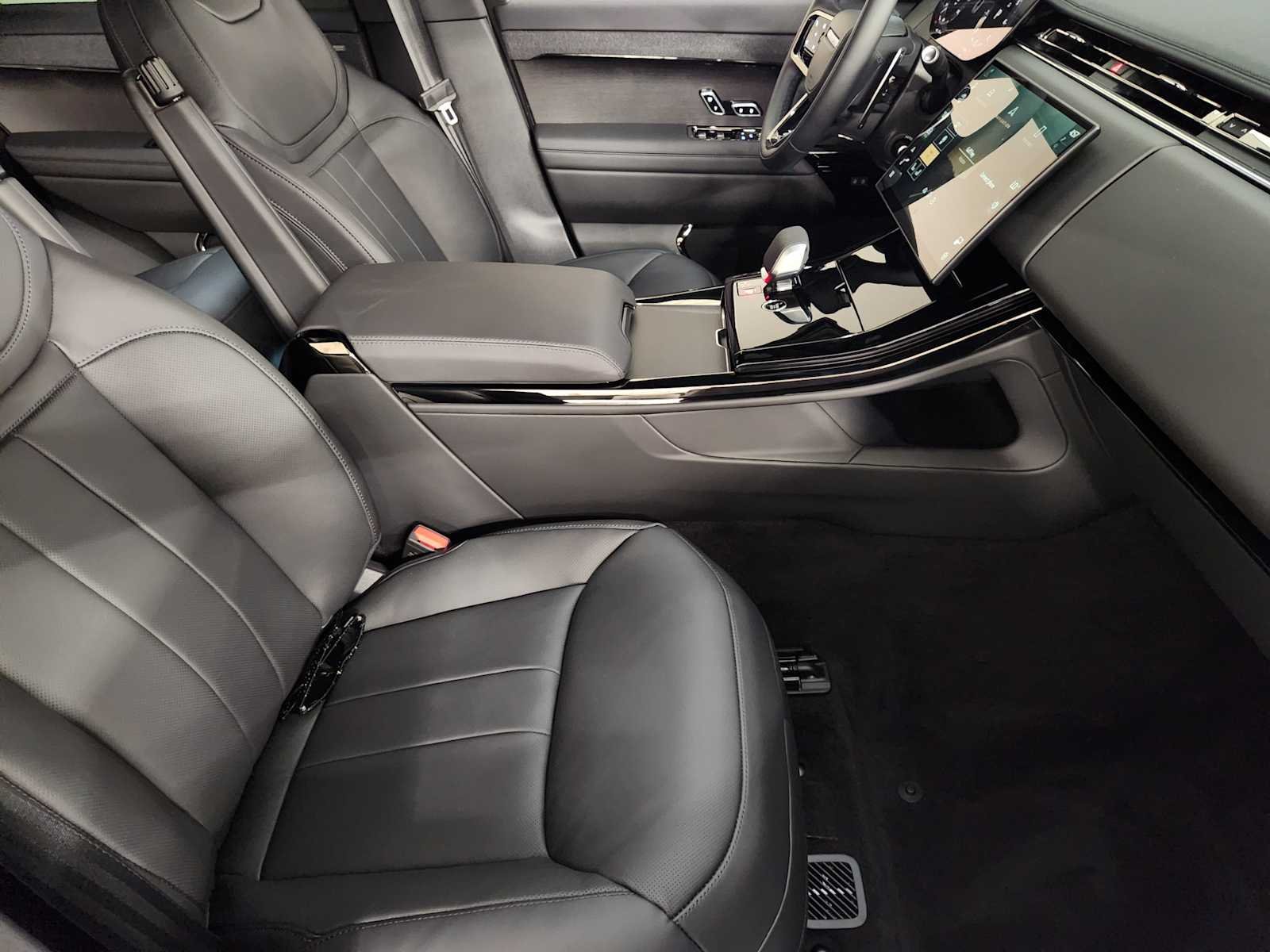 New 2027 Santorini Black Metallic Land Rover Dynamic SE image 3