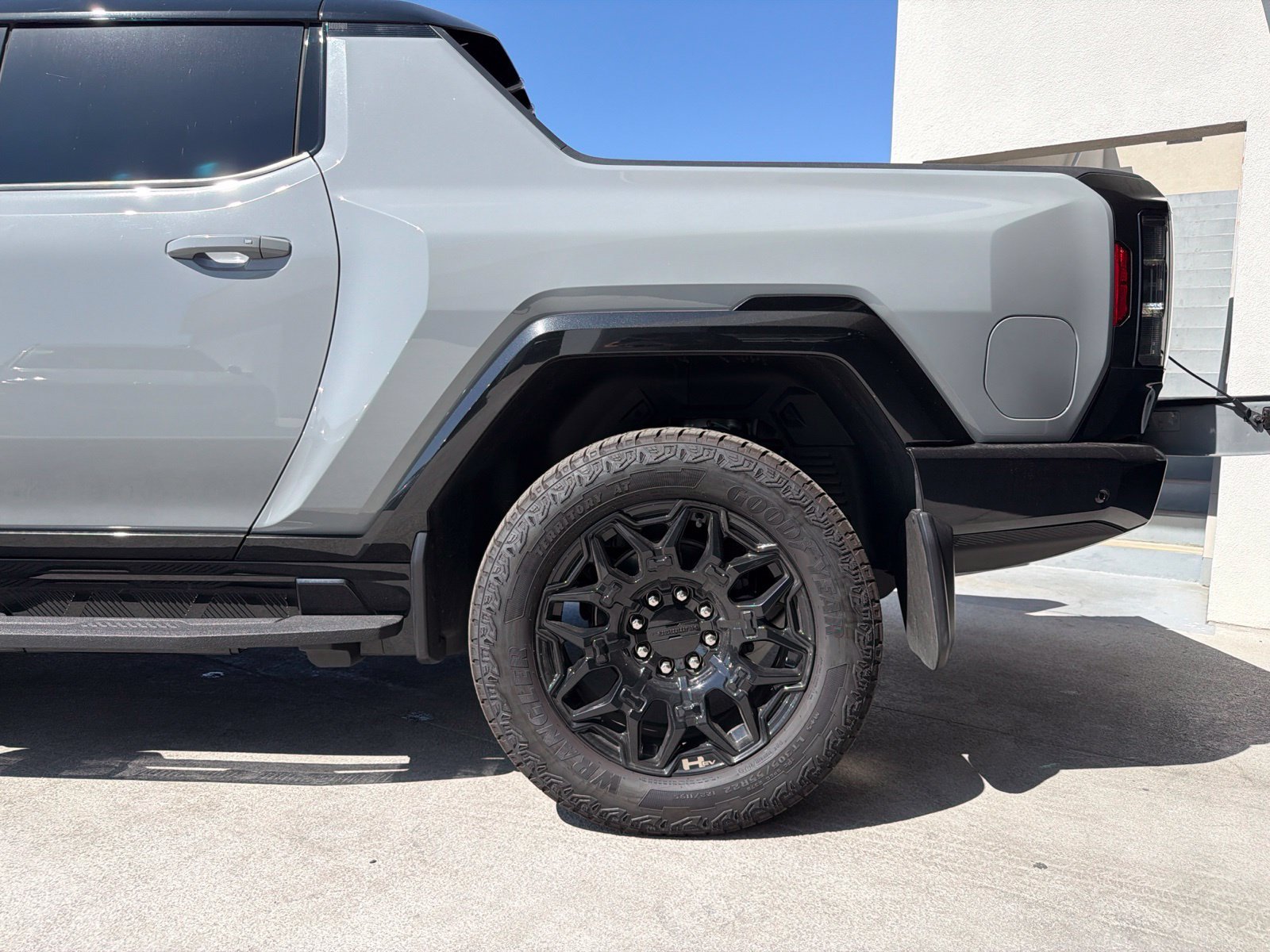 Used 2025 Meteorite Metallic (Grey) GMC 2X image 5