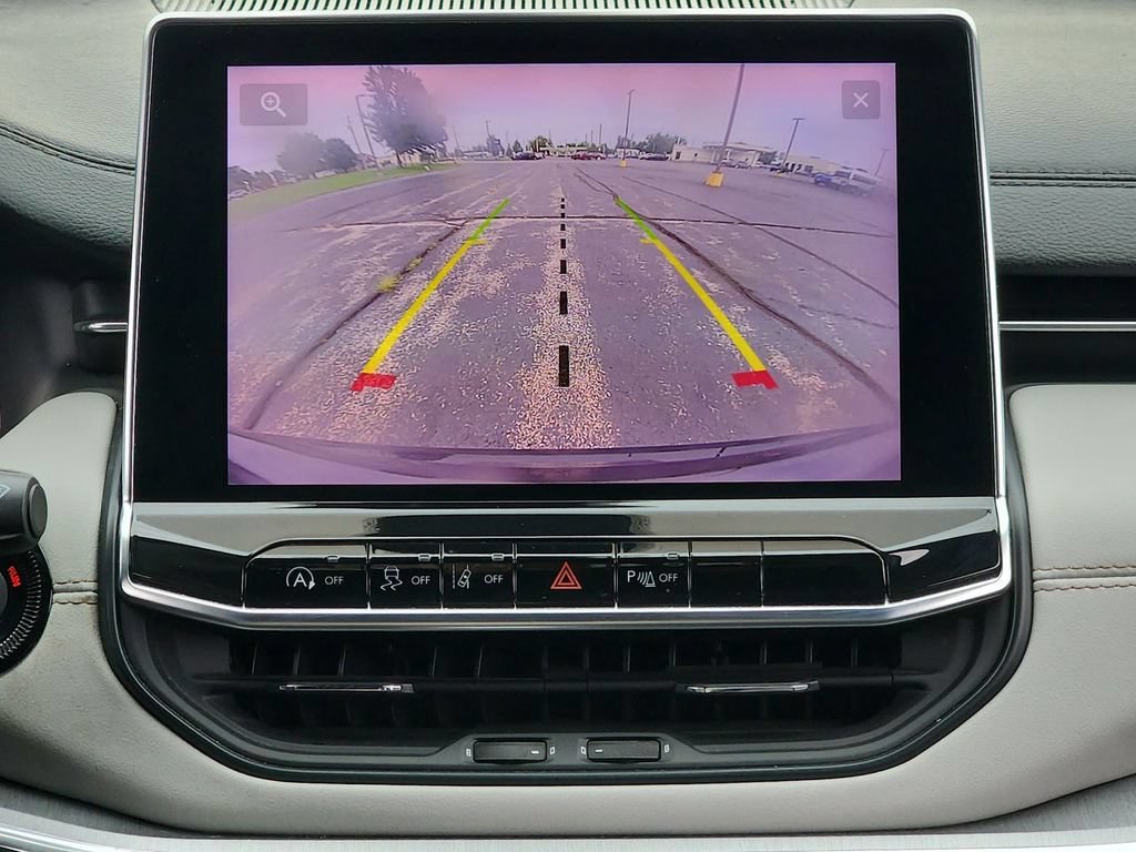 Used 2023  Jeep Limited image 16