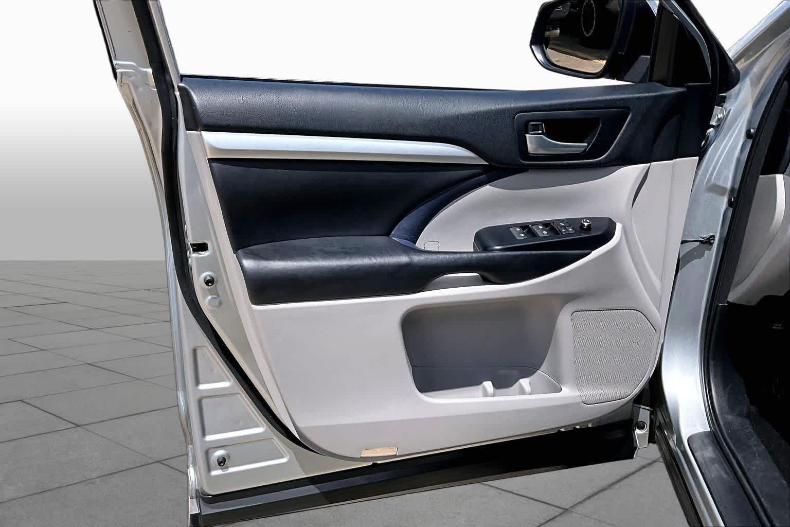 Used 2018 Celestial Silver Metallic Toyota XLE image 22