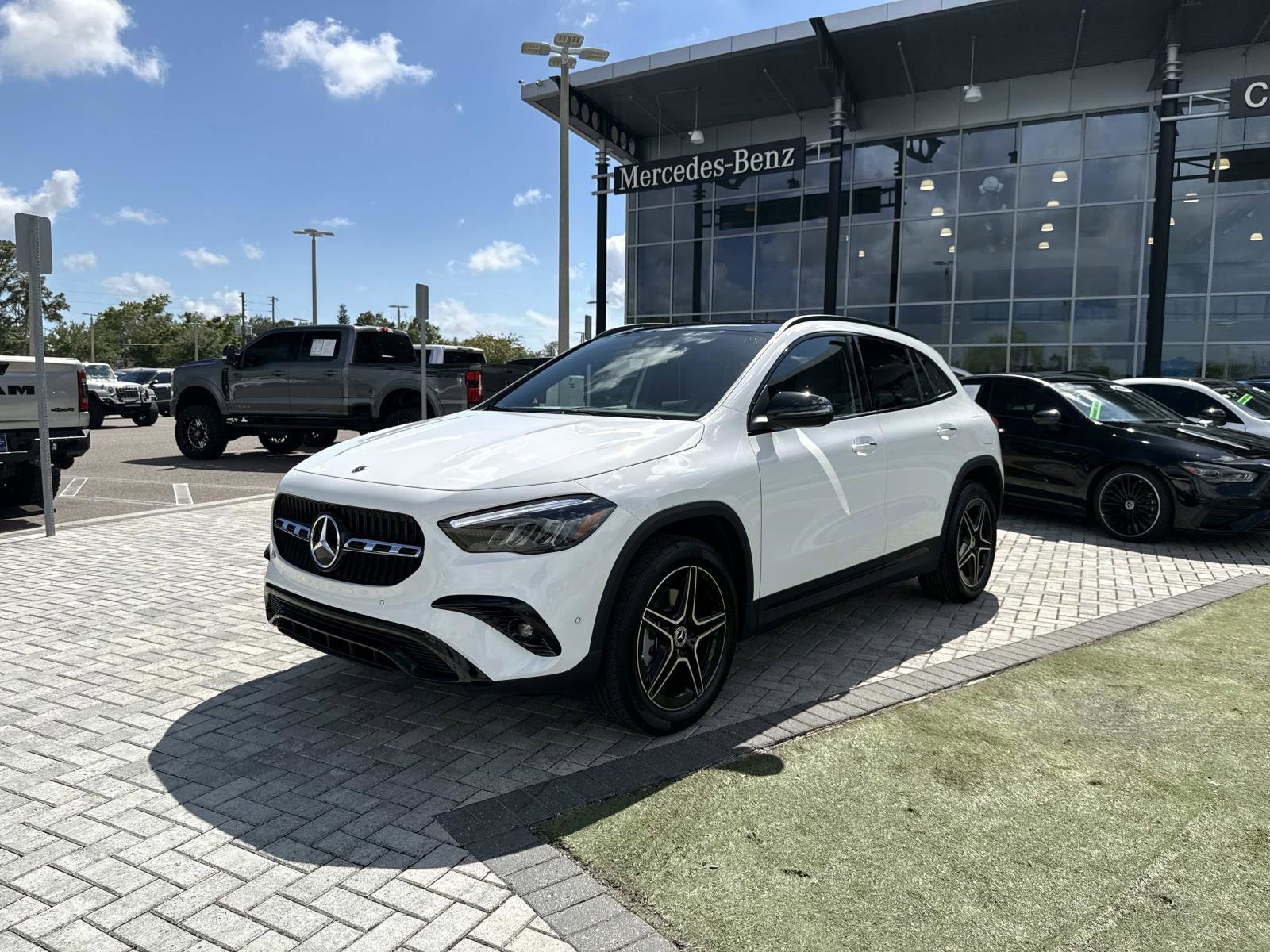 New 2026 Polar White Mercedes-Benz 250 SUV image 2