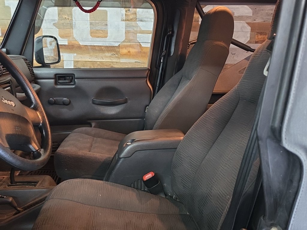 Used 2004 Light Khaki Metallic Jeep Unlimited image 11