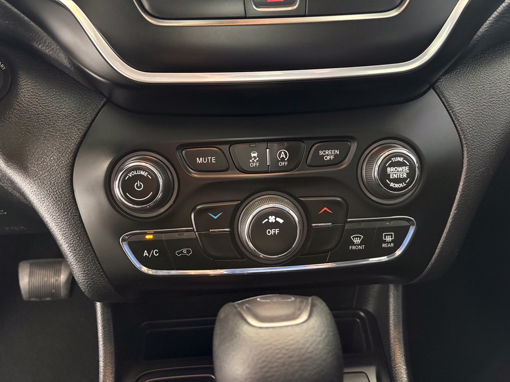 Used 2020 White Jeep Latitude image 9