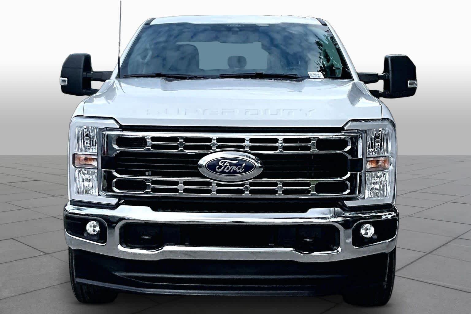 Used 2025 Oxford White Ford XLT image 4