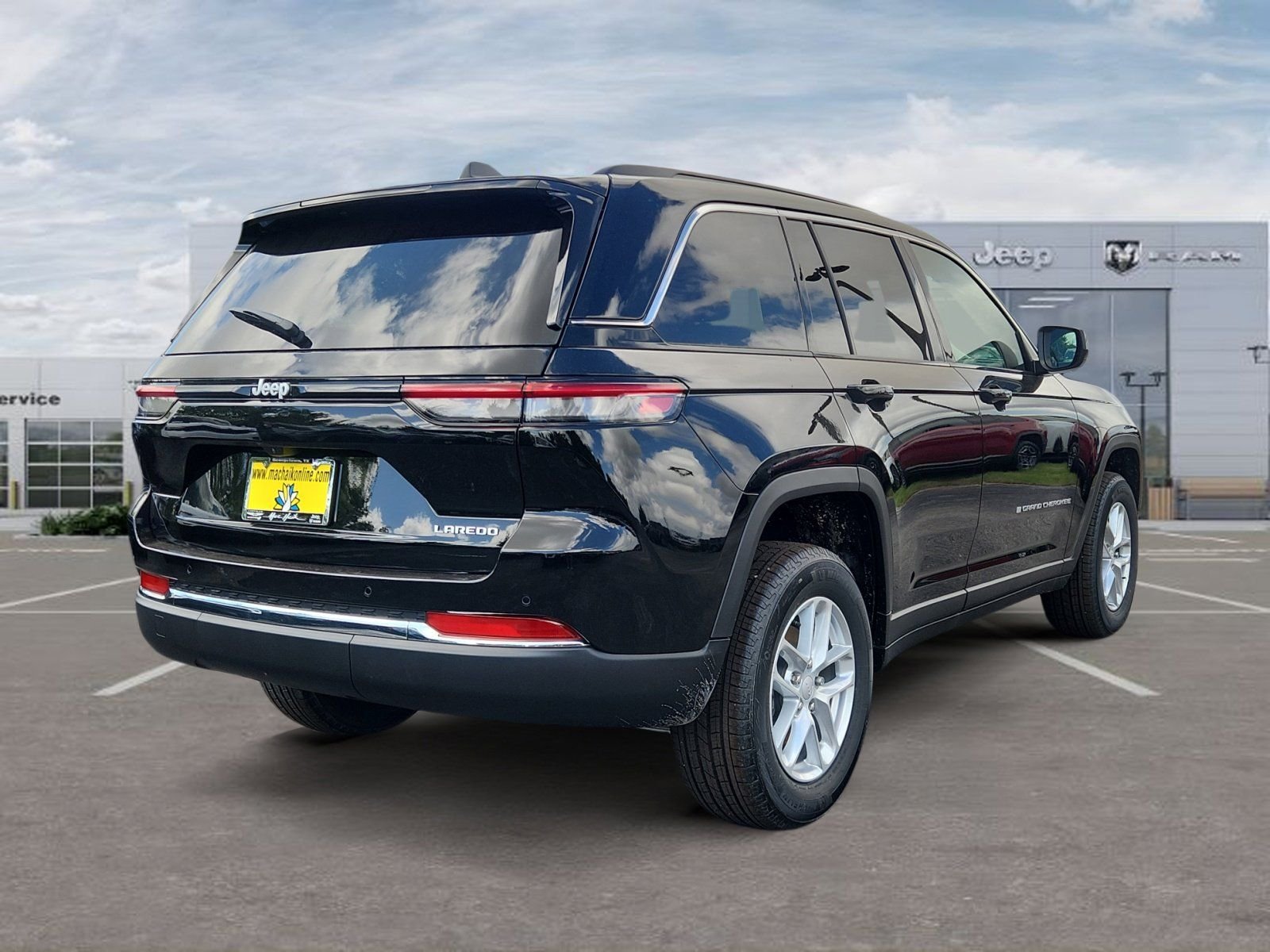 New 2026 Diamond Black Crystal Pearl-Coat Exterior Paint Jeep Laredo image 5