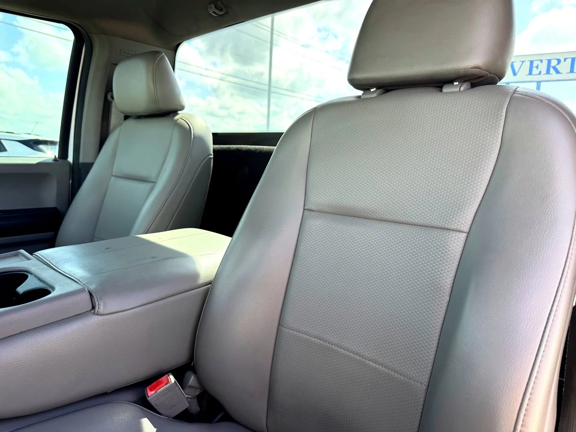 Used 2018  Ford XL image 15