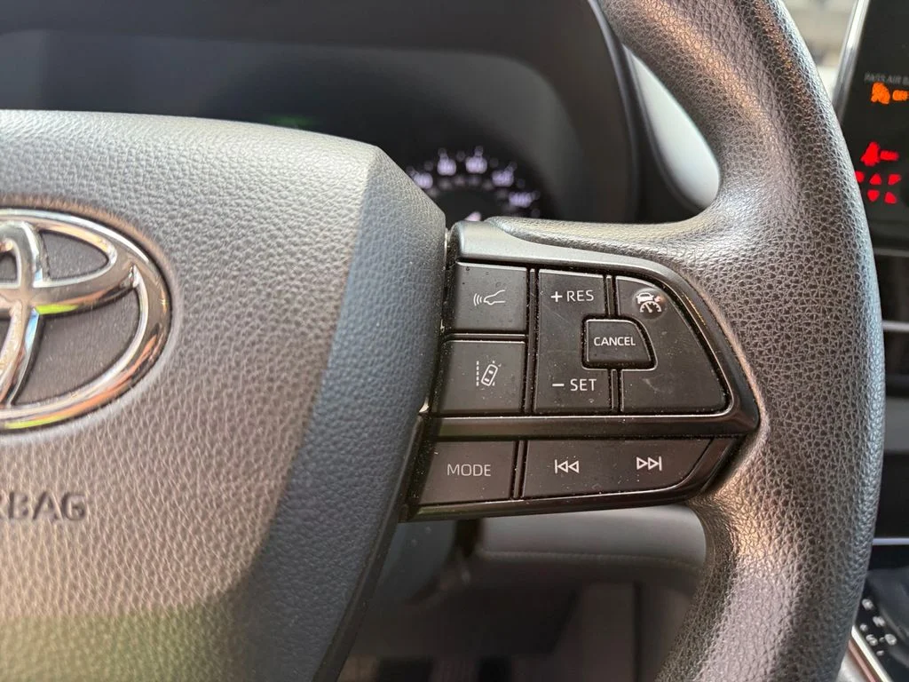 Used 2022  Toyota LE image 25