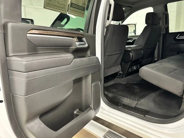Used 2025 White Chevrolet LT image 18
