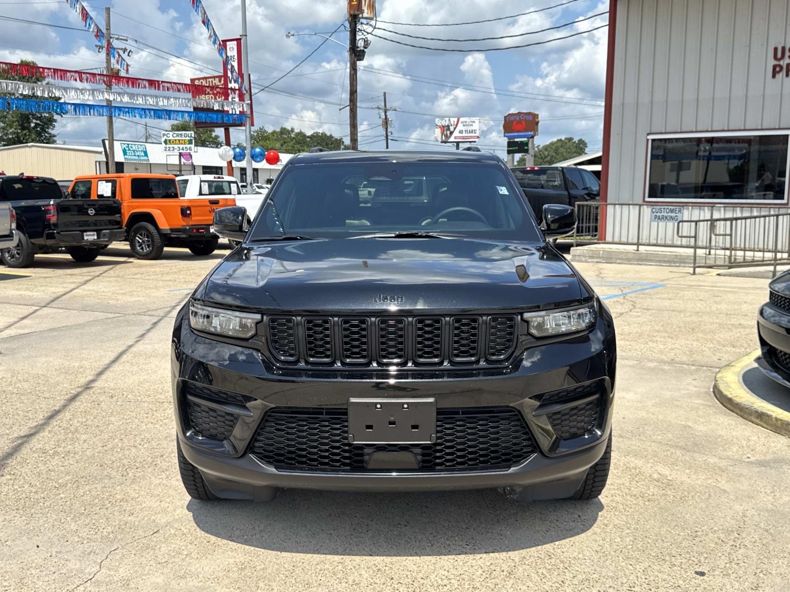 Used 2025 Diamond Black Crystal Pearlcoat Jeep Altitude X image 2