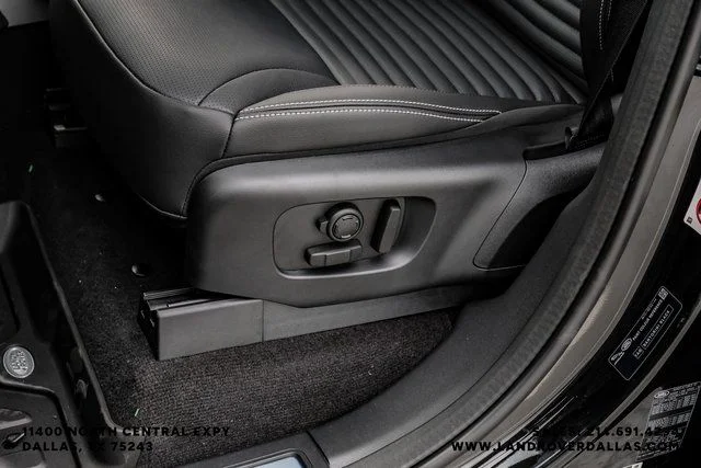 Used 2025 Santorini Black Metallic Land Rover S image 38