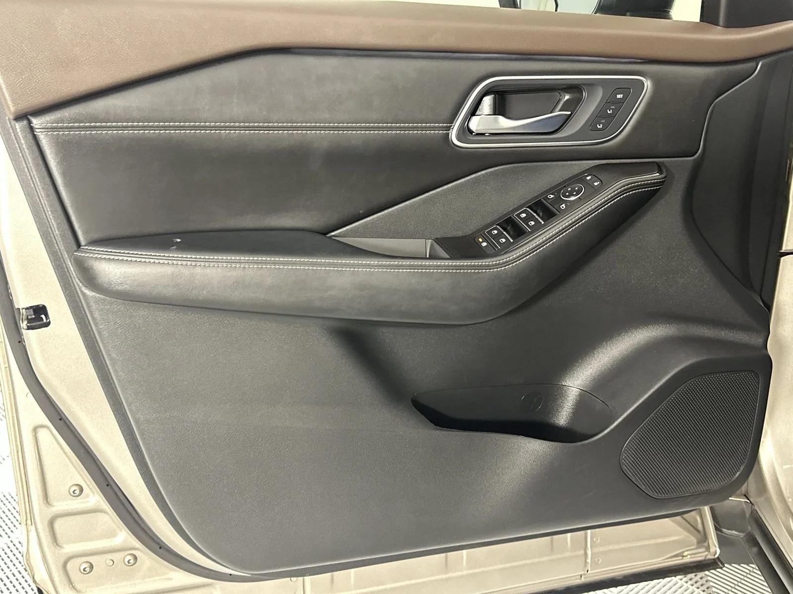 Certified Used 2021 Gold Nissan Platinum image 29