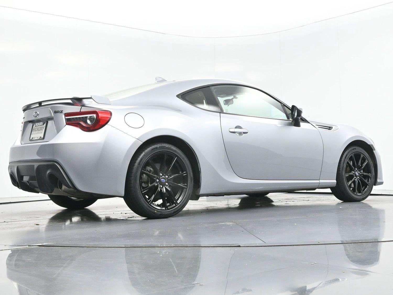 Used 2018  Subaru Premium image 41