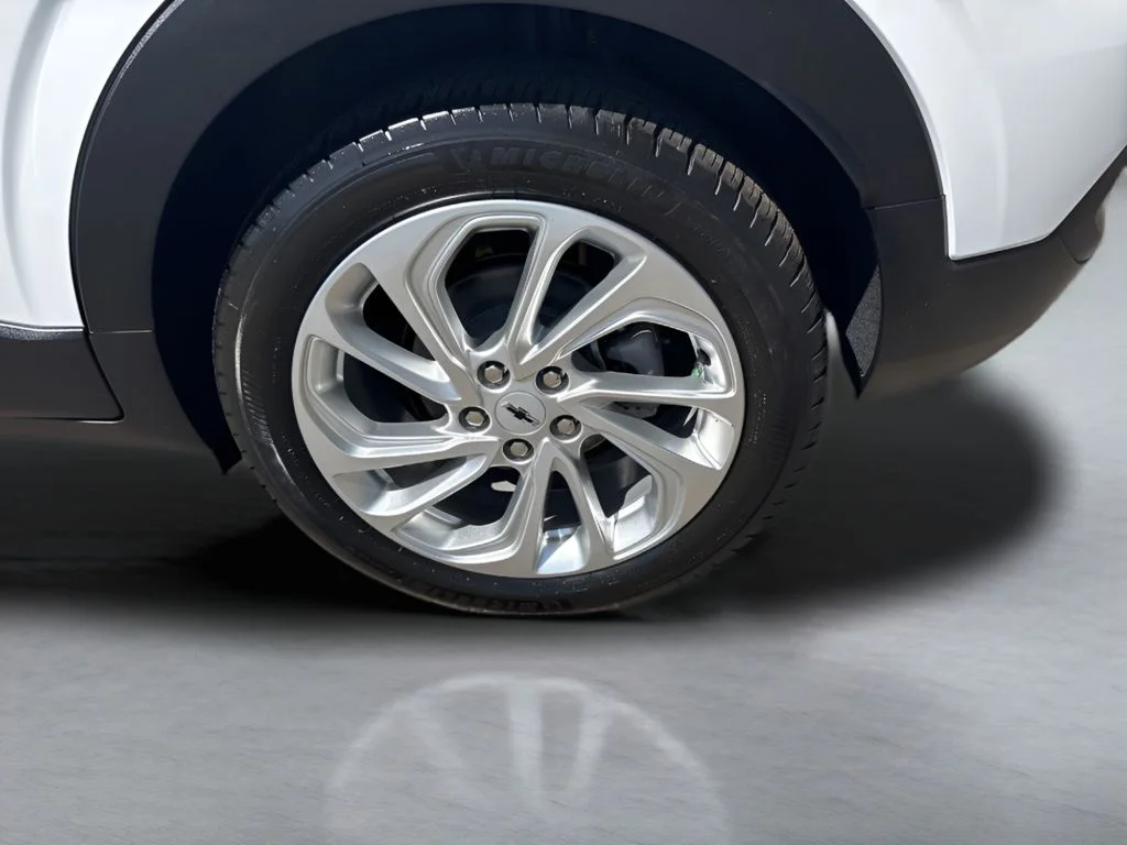 New 2027 White Chevrolet LT image 32