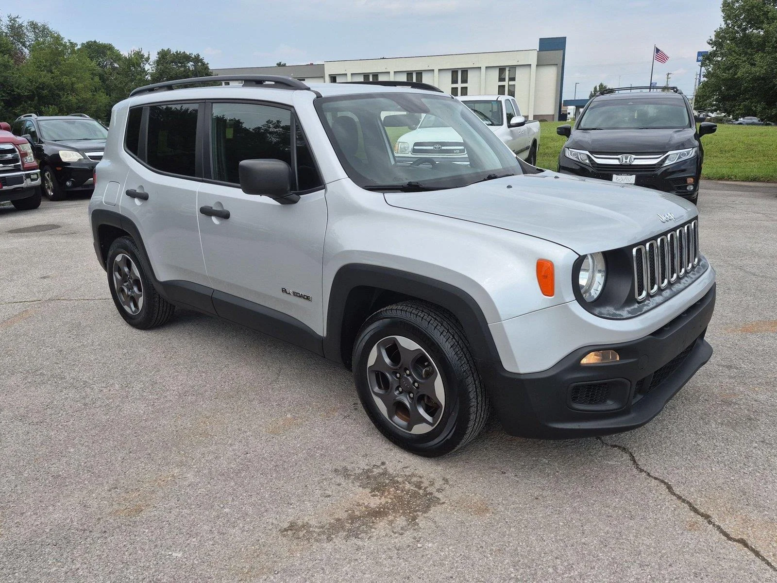 Used 2018 Glacier Metallic Jeep Sport image 7