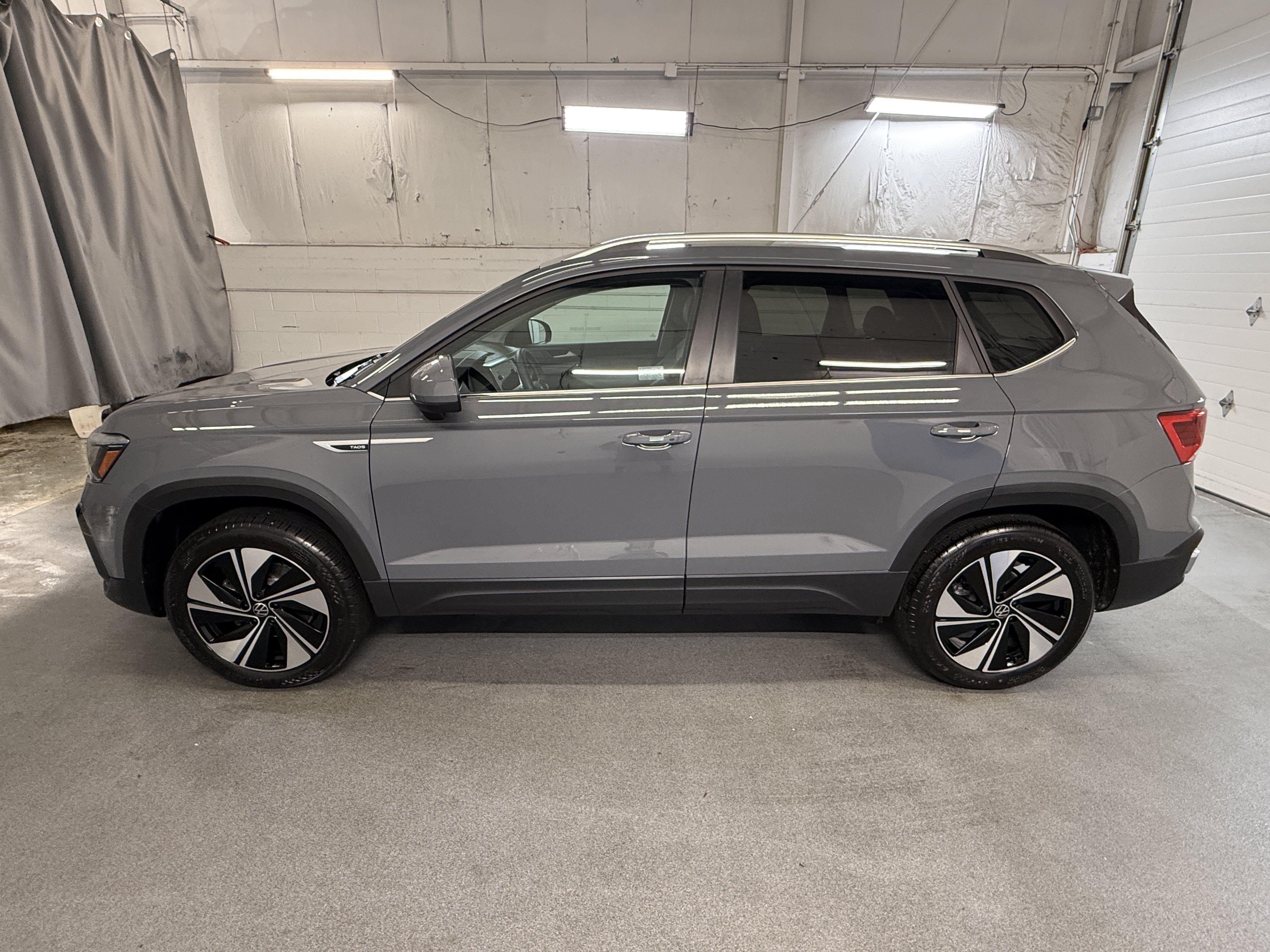 Used 2024 Pure Gray Volkswagen SE image 5