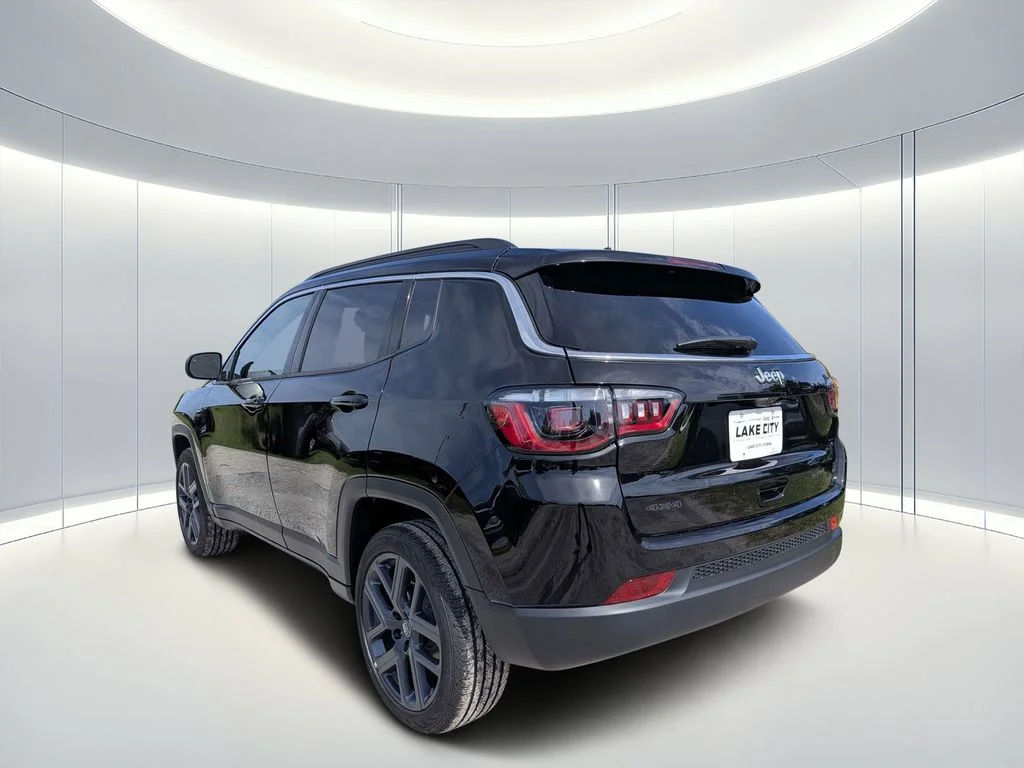 New 2026 Diamond Black Crystal Pearlcoat Jeep Latitude image 6