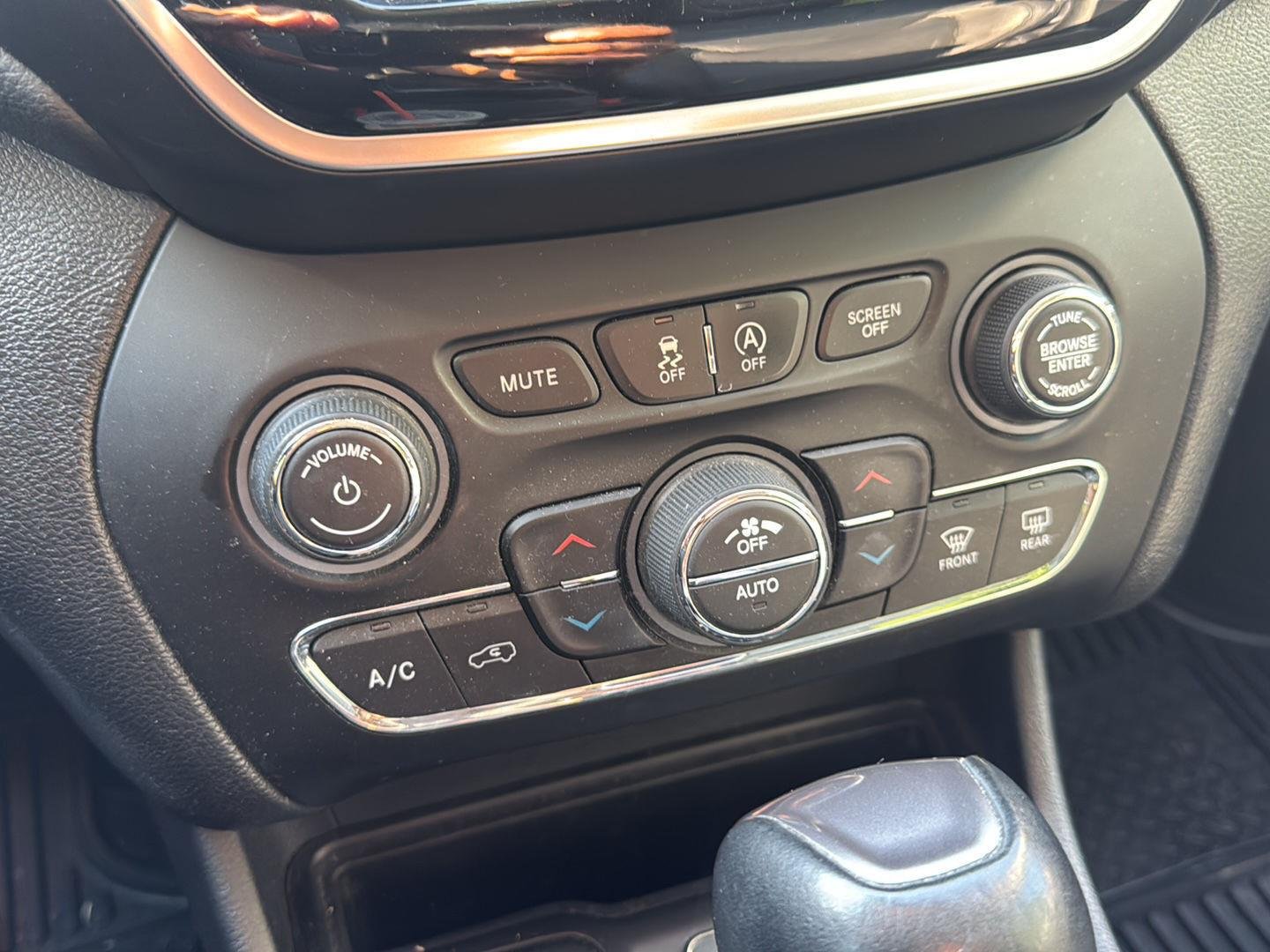 Used 2019 Billet Silver Metallic Clearcoat Jeep Limited image 11