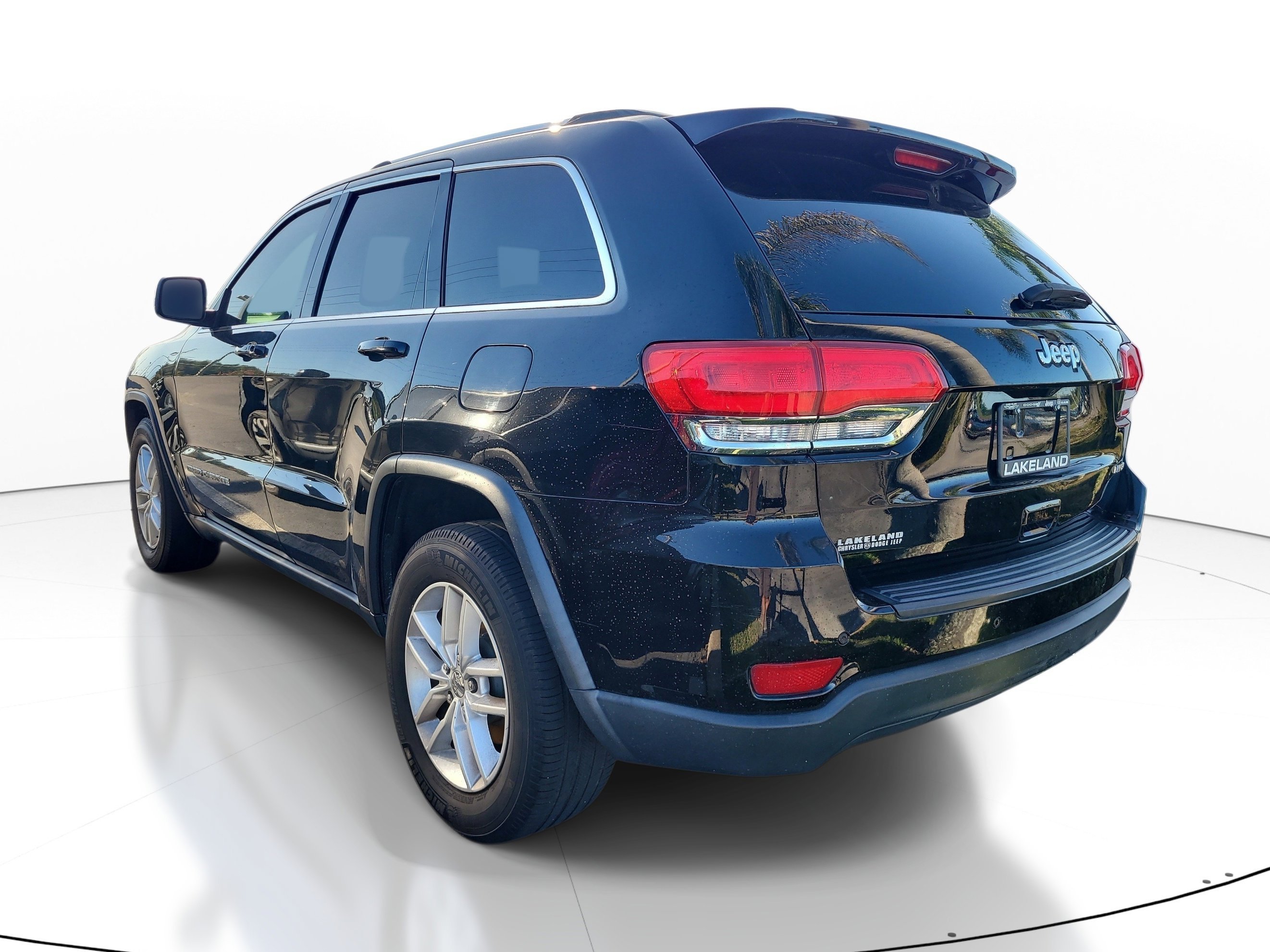 Used 2018 Diamond Black Crystal Pearlcoat Jeep Laredo E image 6