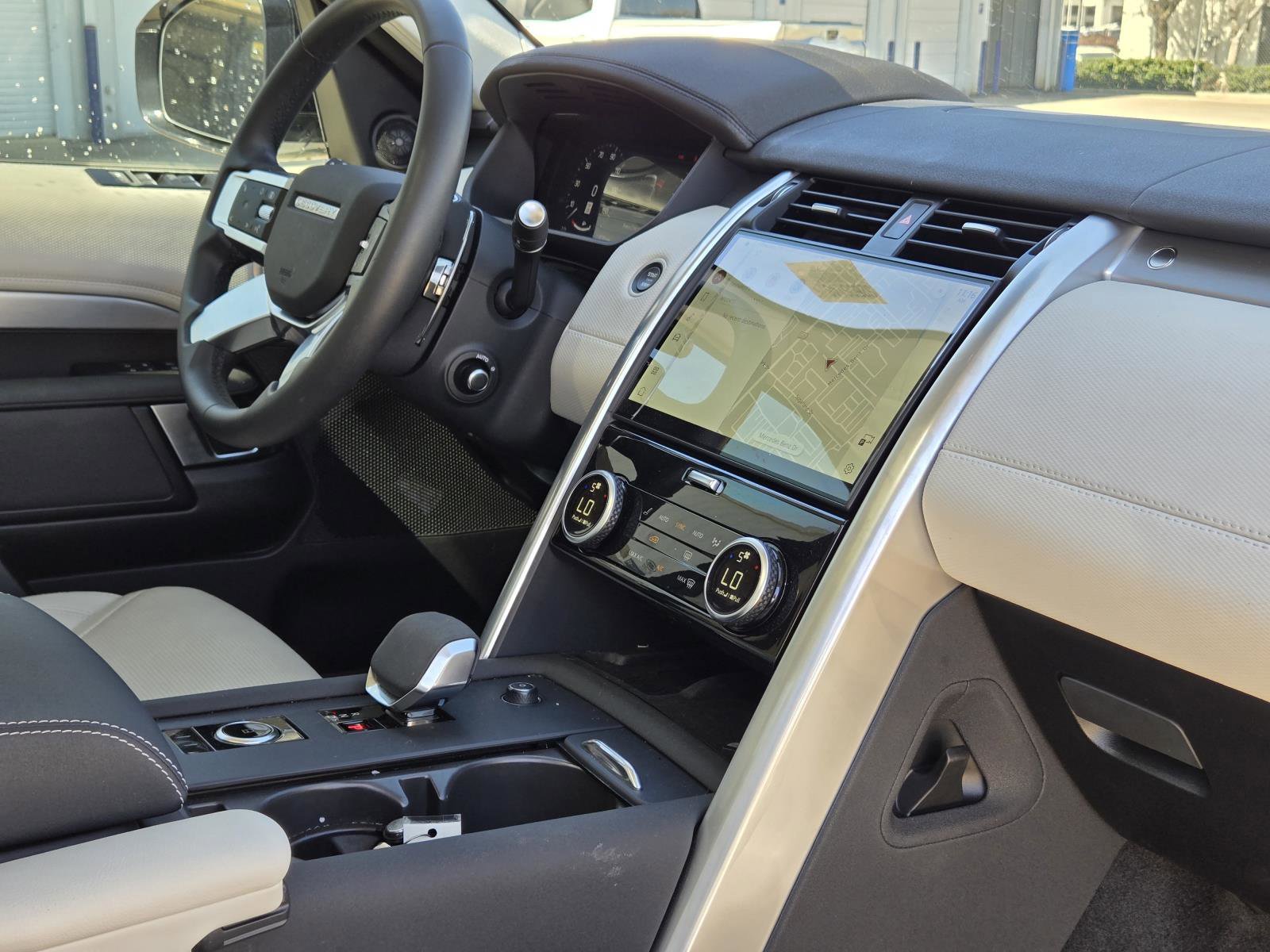 Used 2025 Fuji White Land Rover Dynamic SE image 42