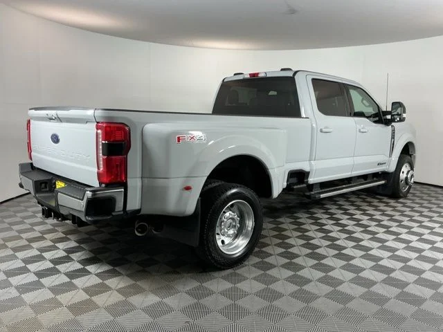 Used 2025  Ford Lariat image 4
