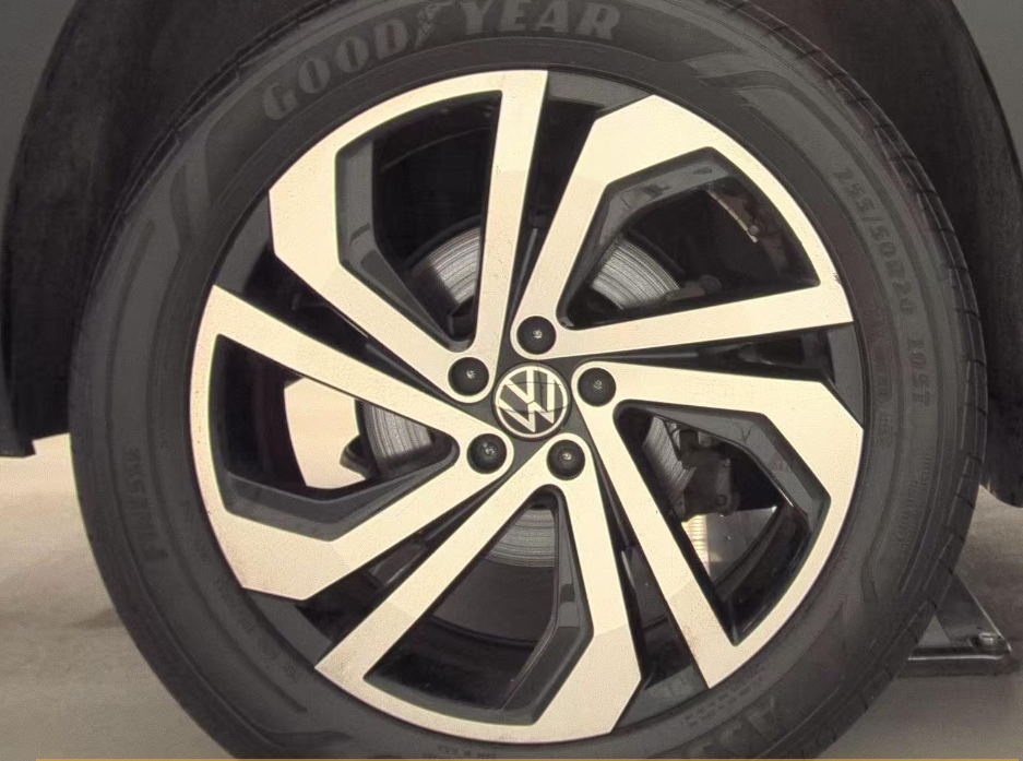 Used 2023 Black Volkswagen 3.6L V6 SEL image 9