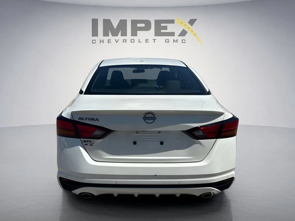 Used 2025 White Nissan SV image 4