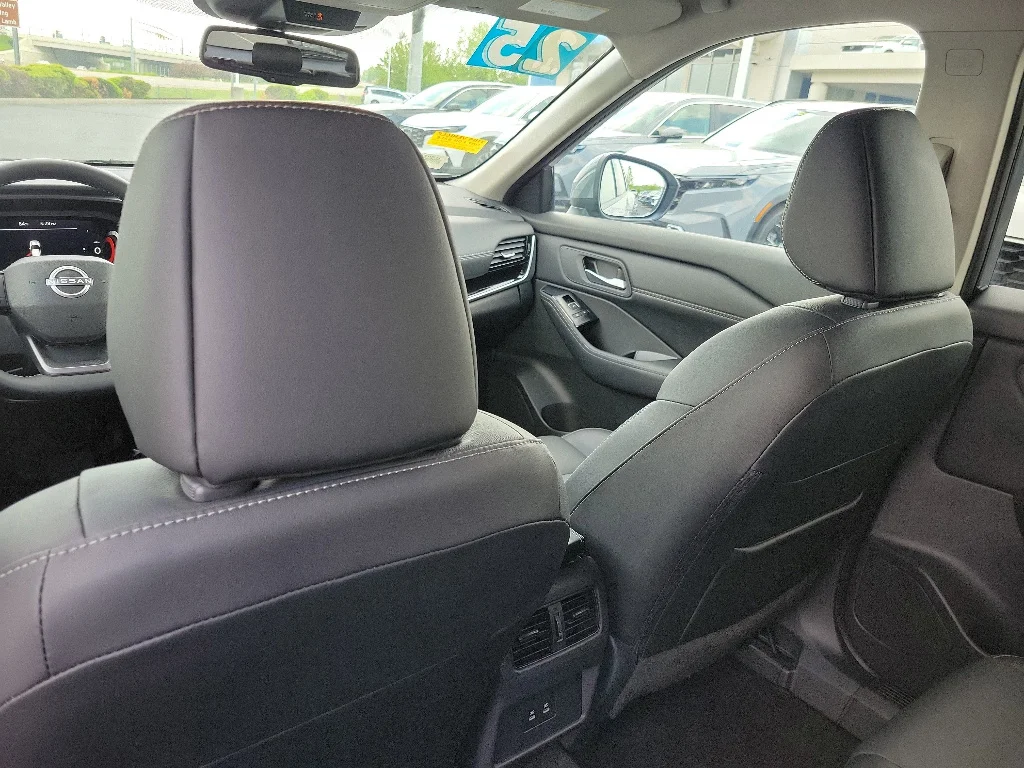 Used 2025 Boulder Gray Pearl Nissan SL image 13