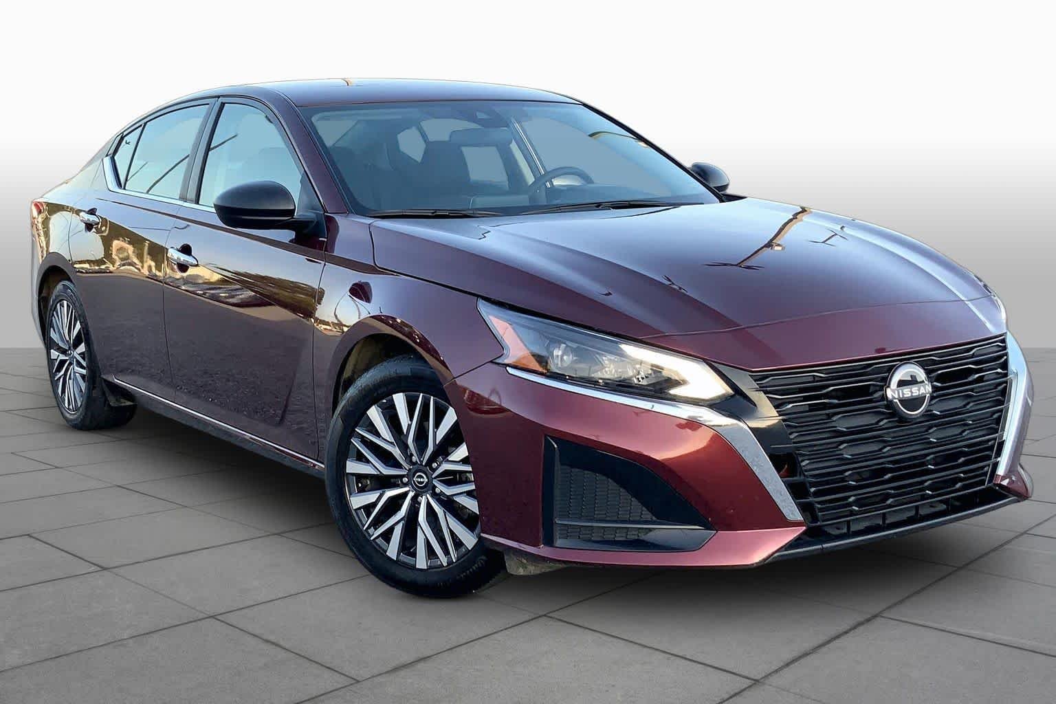 Used 2025 Garnet Pearl Metallic Nissan SV image 3