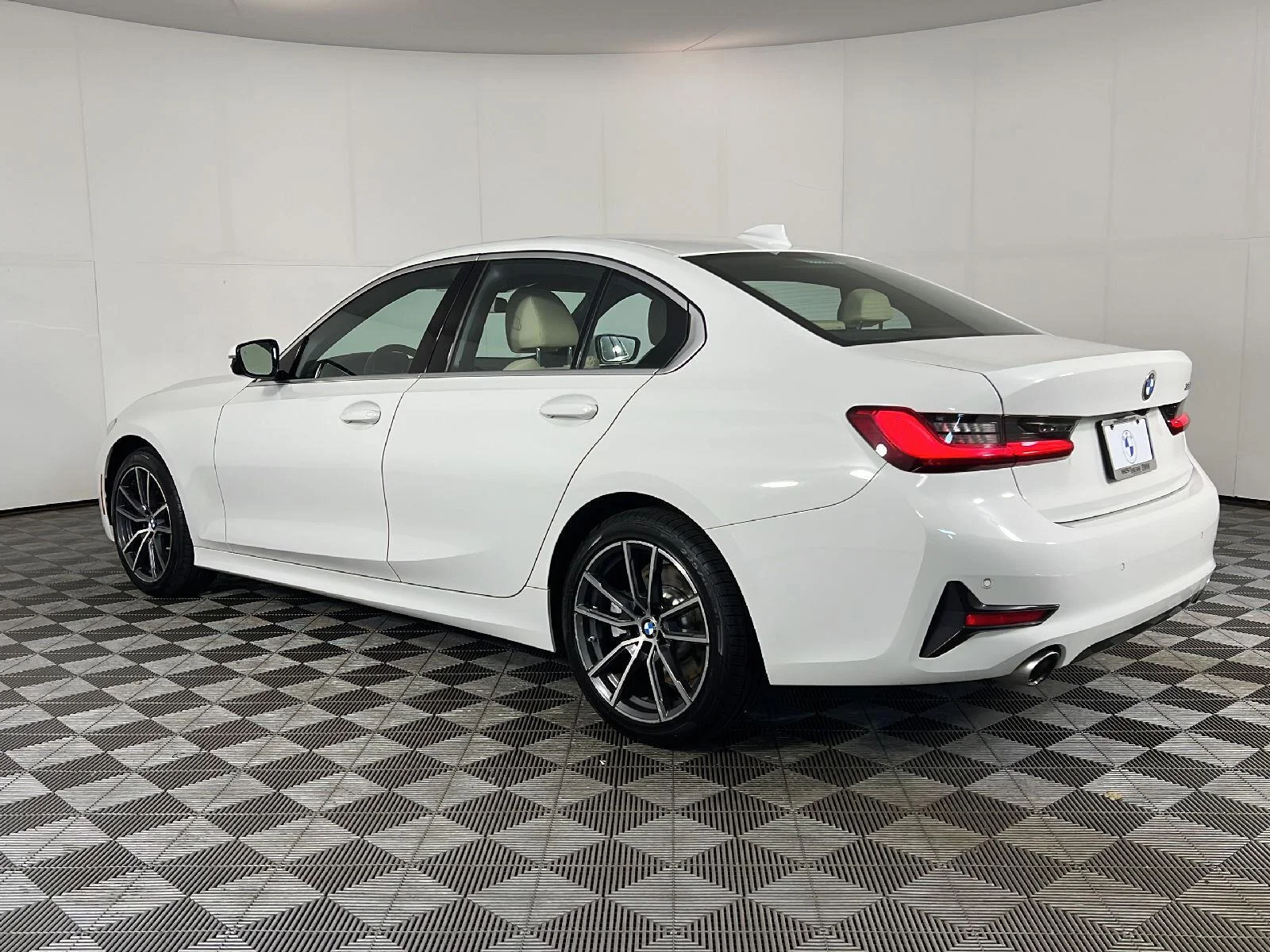 Used 2019 Alpine White BMW 330i xDrive image 9