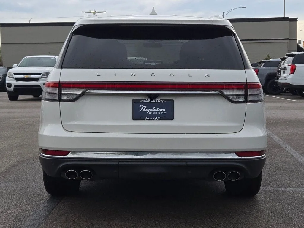 Used 2021 White Lincoln Reserve image 16