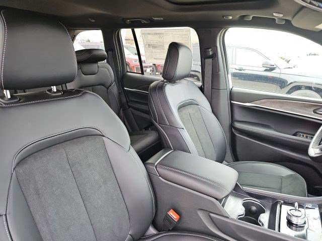 New 2026 Diamond Black Crystal Pearlcoat Jeep Laredo Altitude image 11