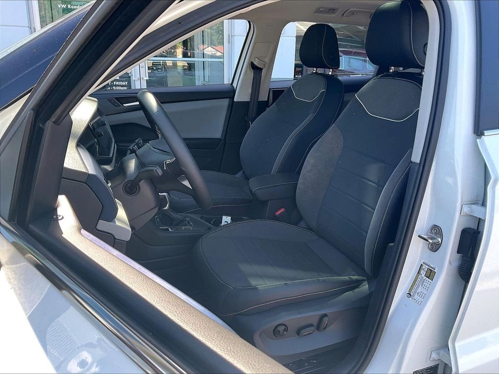 Used 2023 White Volkswagen 1.5T SE image 10