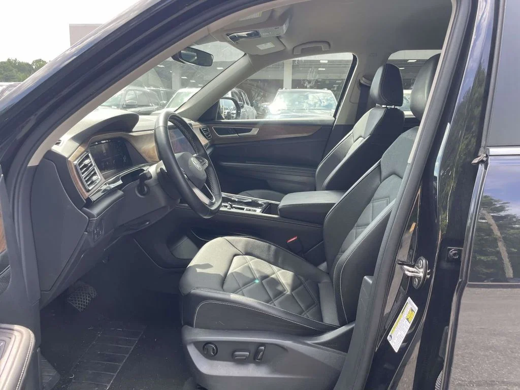 Certified Used 2025  Volkswagen 2.0T SE w/Technology image 21