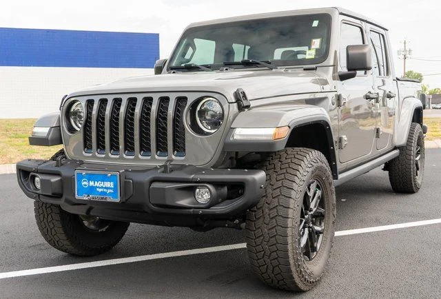 Used 2023 Gray Jeep Sport S image 2