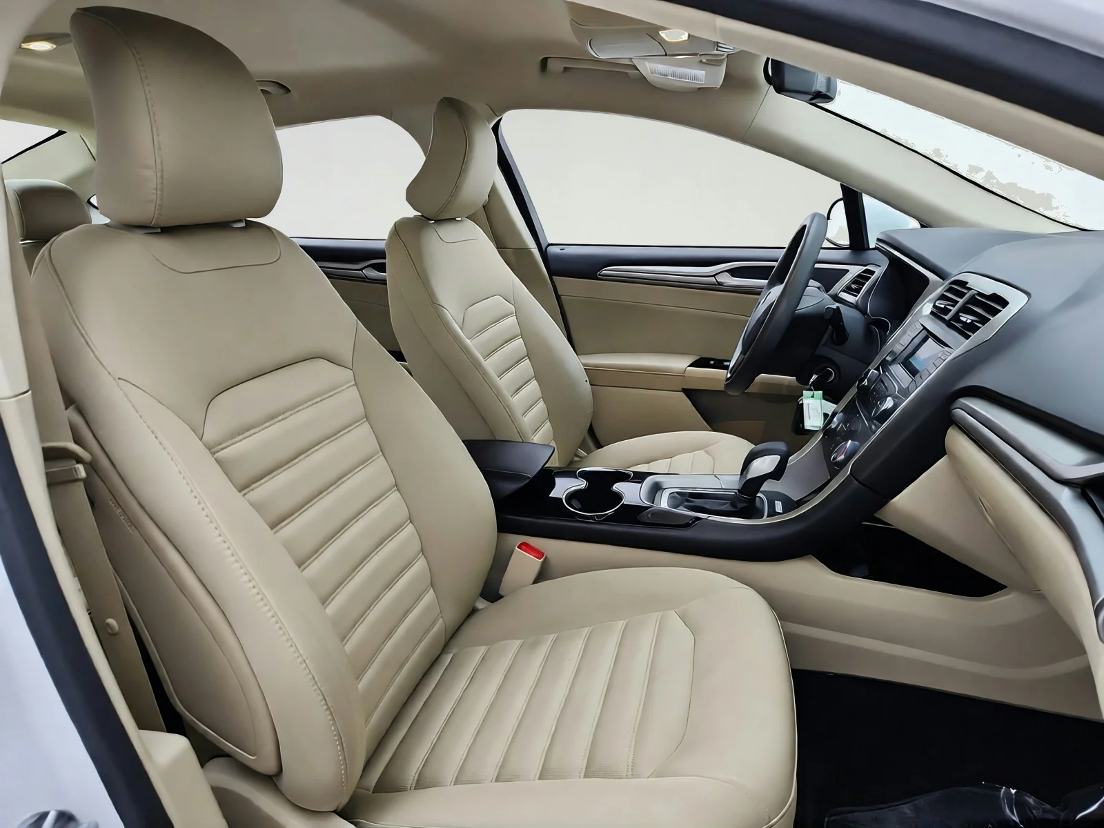 Used 2015 Oxford White Ford SE image 28