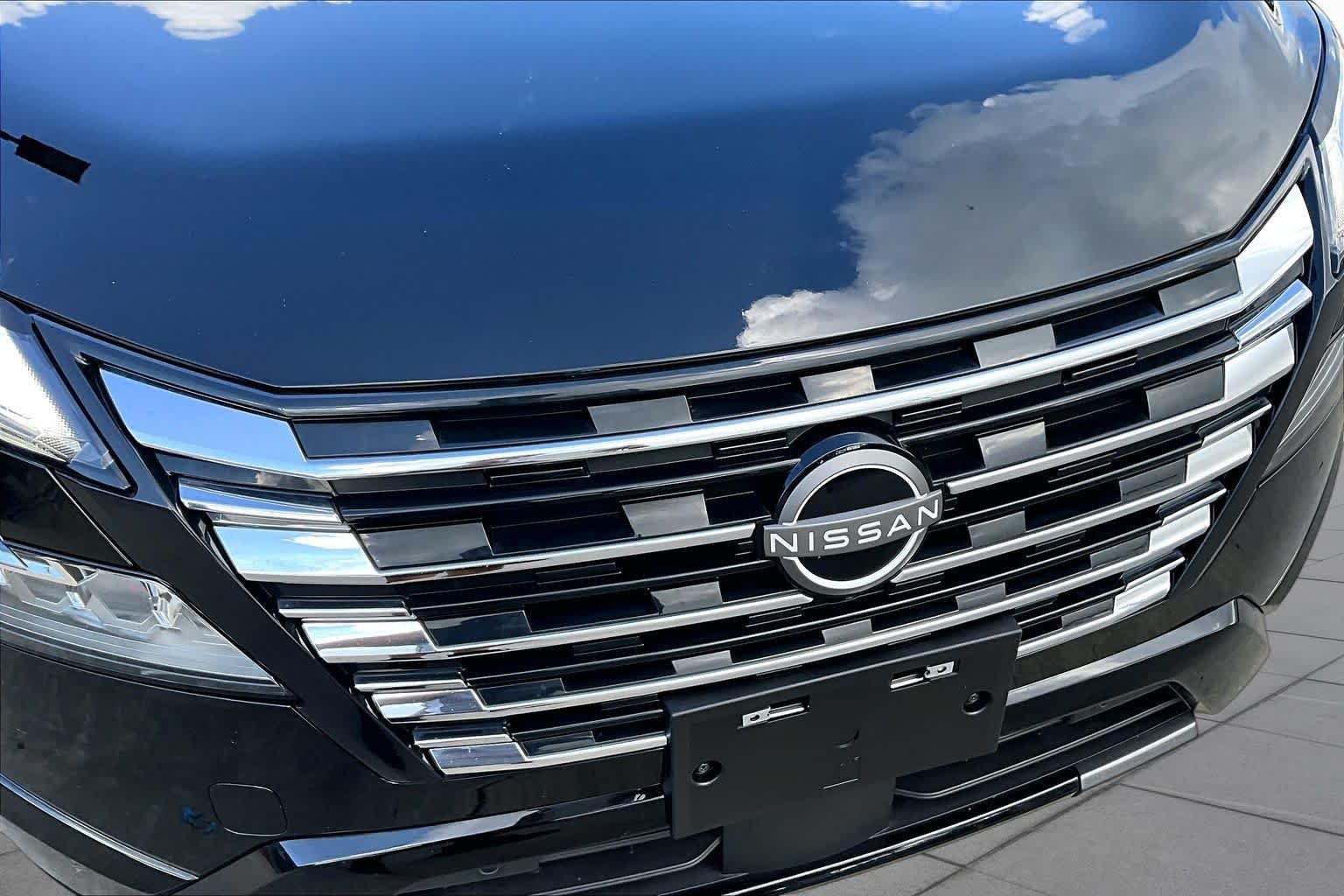 Used 2025 Super Black Nissan Platinum image 28