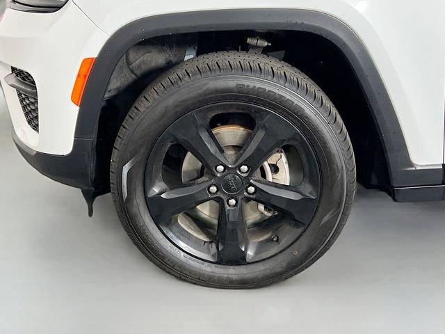 Used 2024 White Jeep Altitude image 27