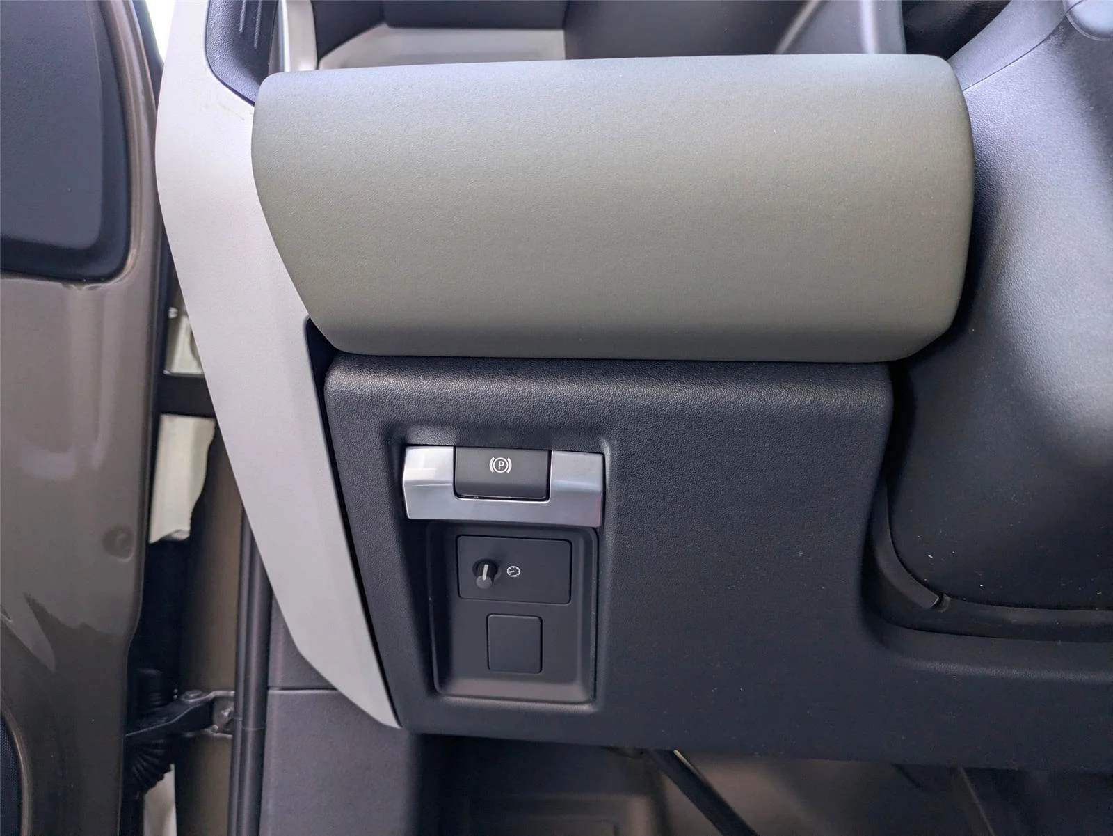 Used 2026 Gondwana Stone Metallic Land Rover X-Dynamic SE image 15