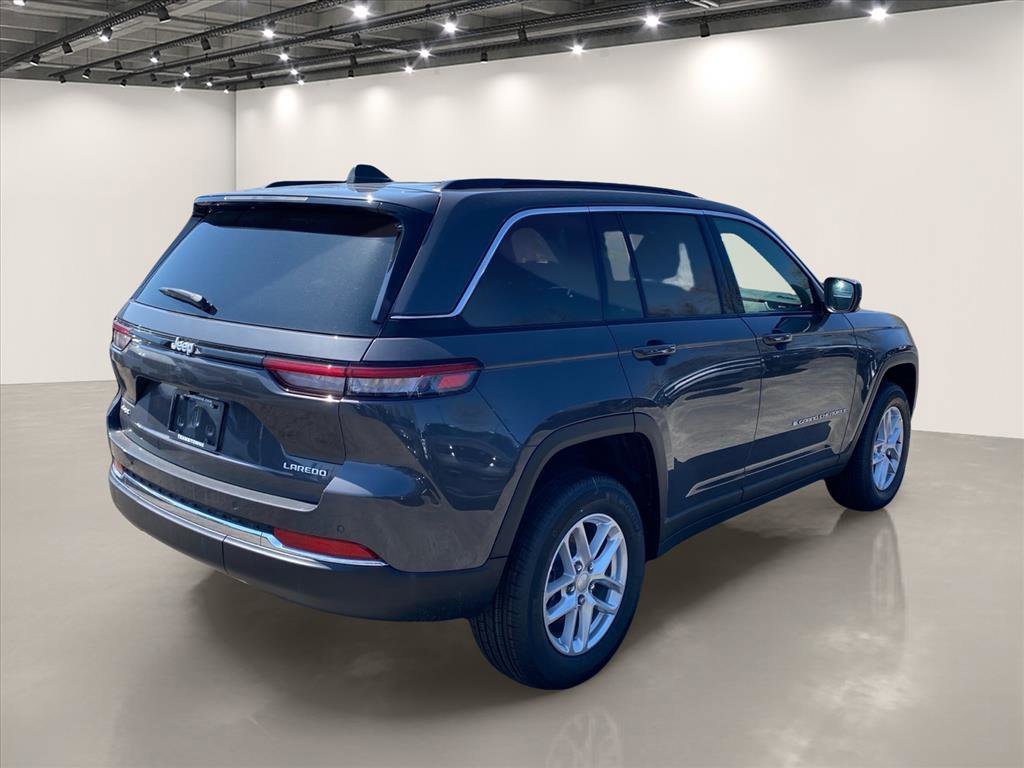 New 2026 Baltic Gray Metallic Clear-Coat Exterior Paint Jeep Laredo X image 4