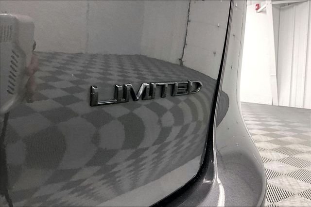 Used 2018 Granite Crystal Metallic Clearcoat Chrysler Limited image 9