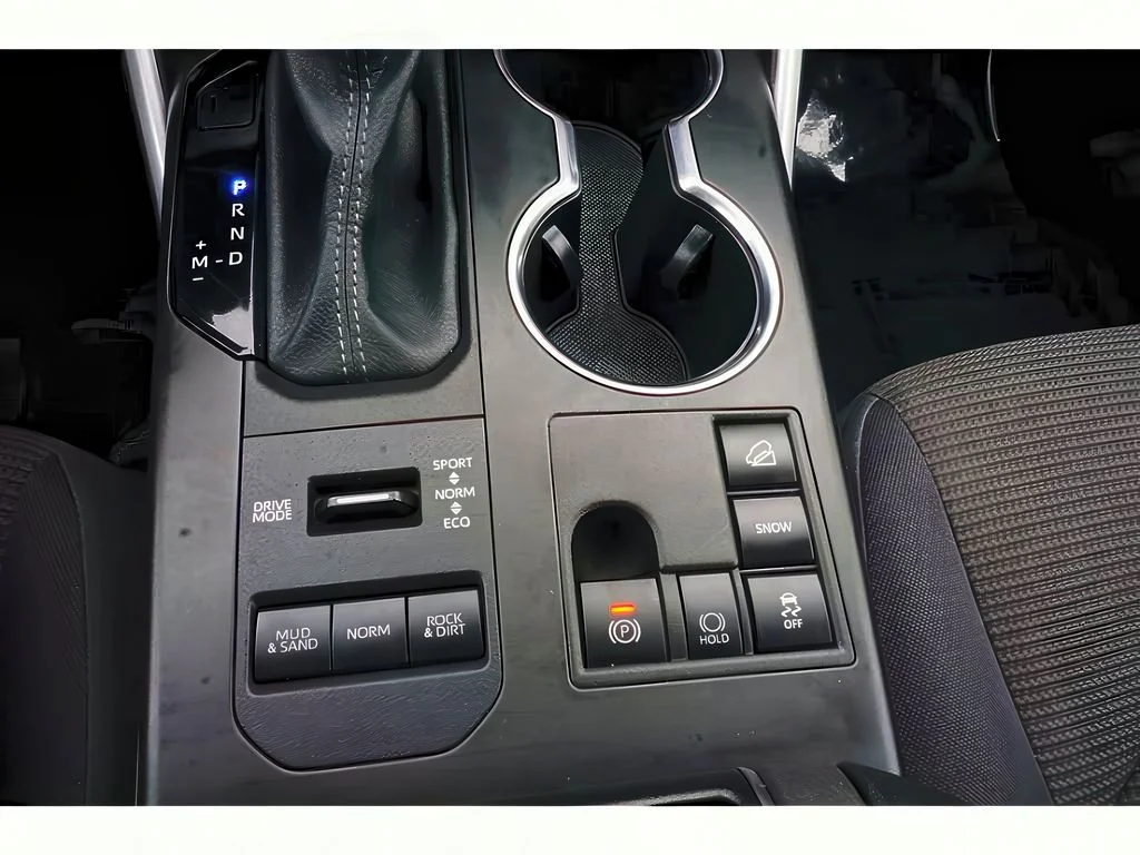2024 Toyota Highlander LE - Photo 23