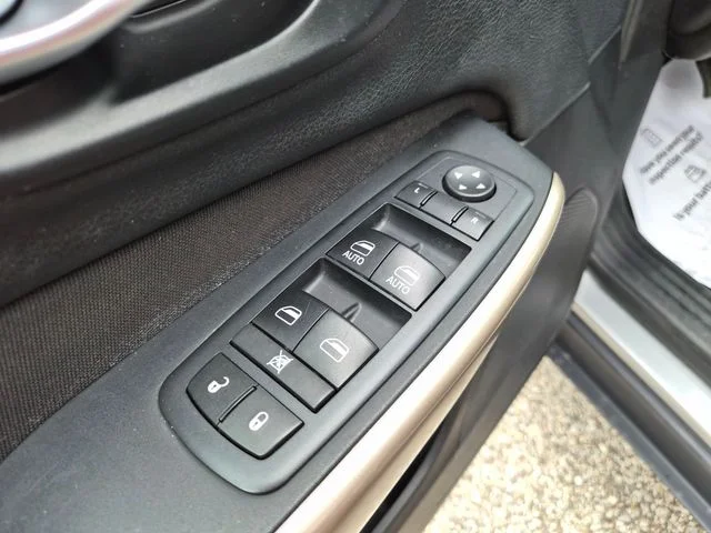 Used 2017 Silver Jeep Latitude image 14