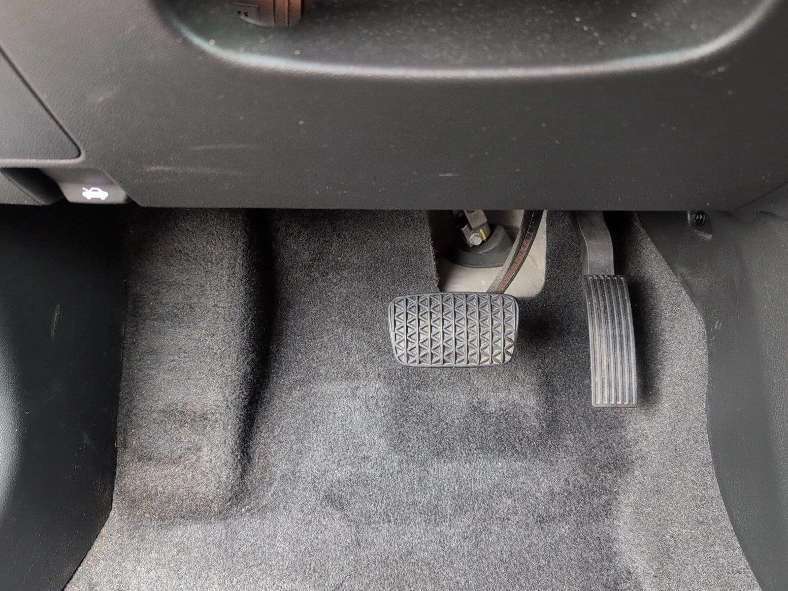 Used 2025 Sterling Gray Metallic Chevrolet LT image 29