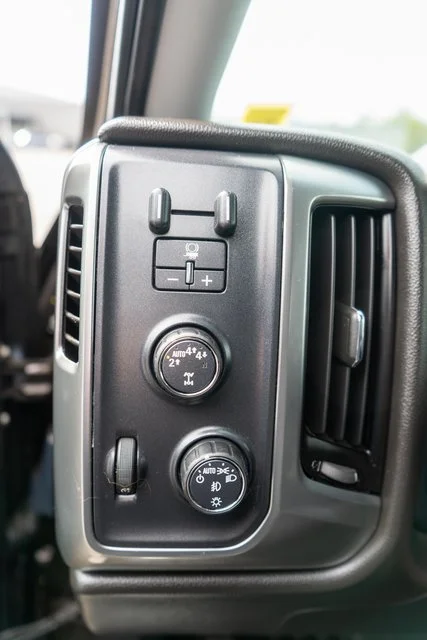 Used 2018 HAVANA METALLIC Chevrolet LT image 17